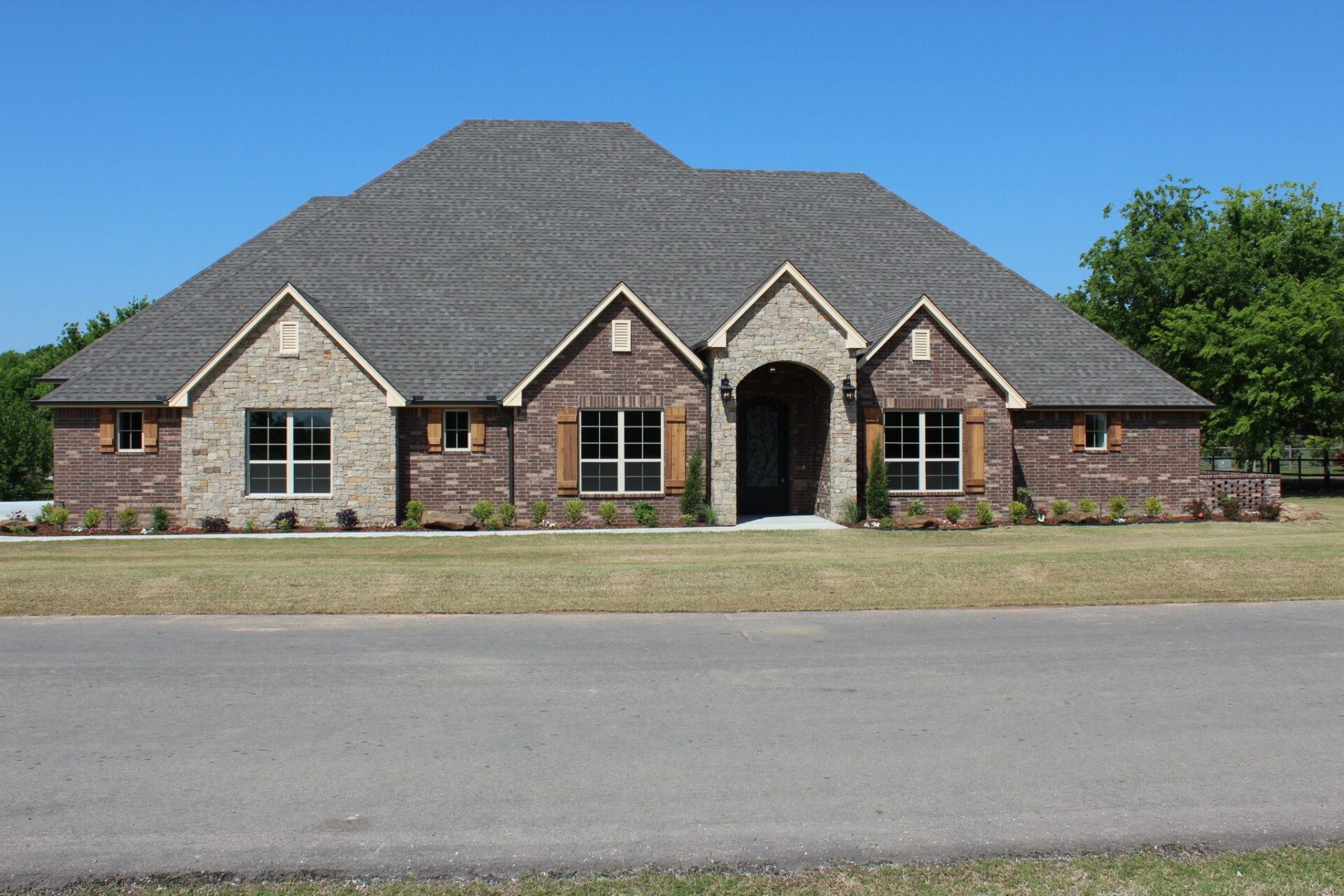 A large brick house with a lot of windows.