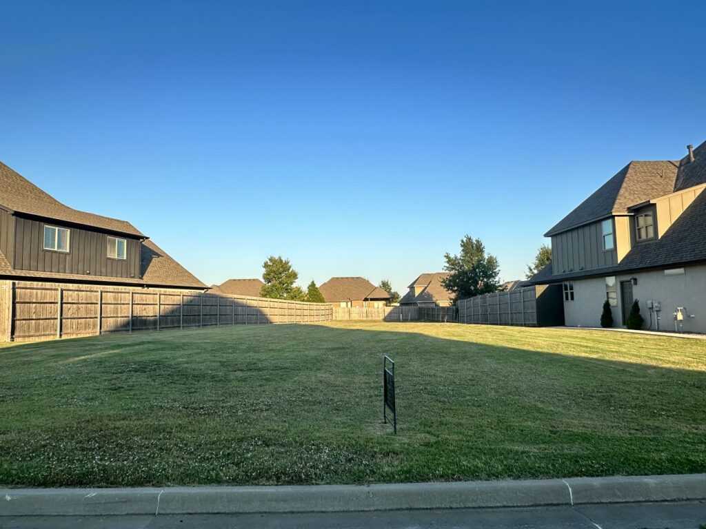 A view of some houses from across the street.